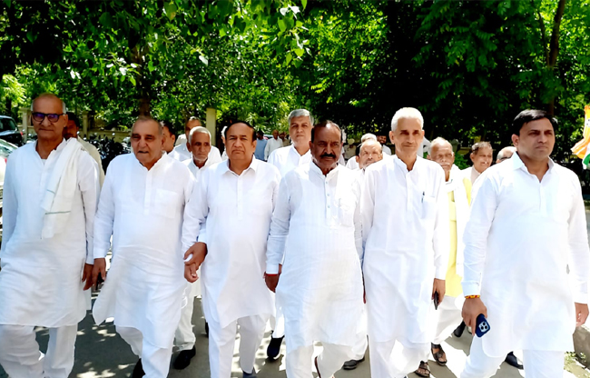 Congress staged a sit-in in Sonipat, demonstrated against inflation and NEET, submitted a memorandum to the President.