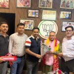 Manoj Sharma met newly elected Mayor Rajiv Jain and discussed cleanliness and green campaign.