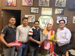 Manoj Sharma met newly elected Mayor Rajiv Jain and discussed cleanliness and green campaign.