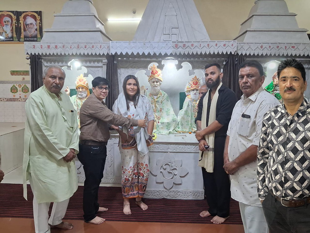 Sindhi newlyweds leave their honeymoon to embark on a pilgrimage to the 12 Jyotirlingas, receive a grand welcome in Mathura