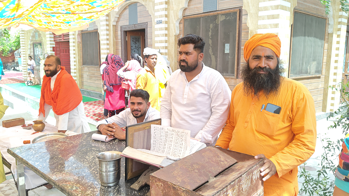 A huge crowd of devotees gathered at Satkumbha Dham on Ganga Dussehra.
