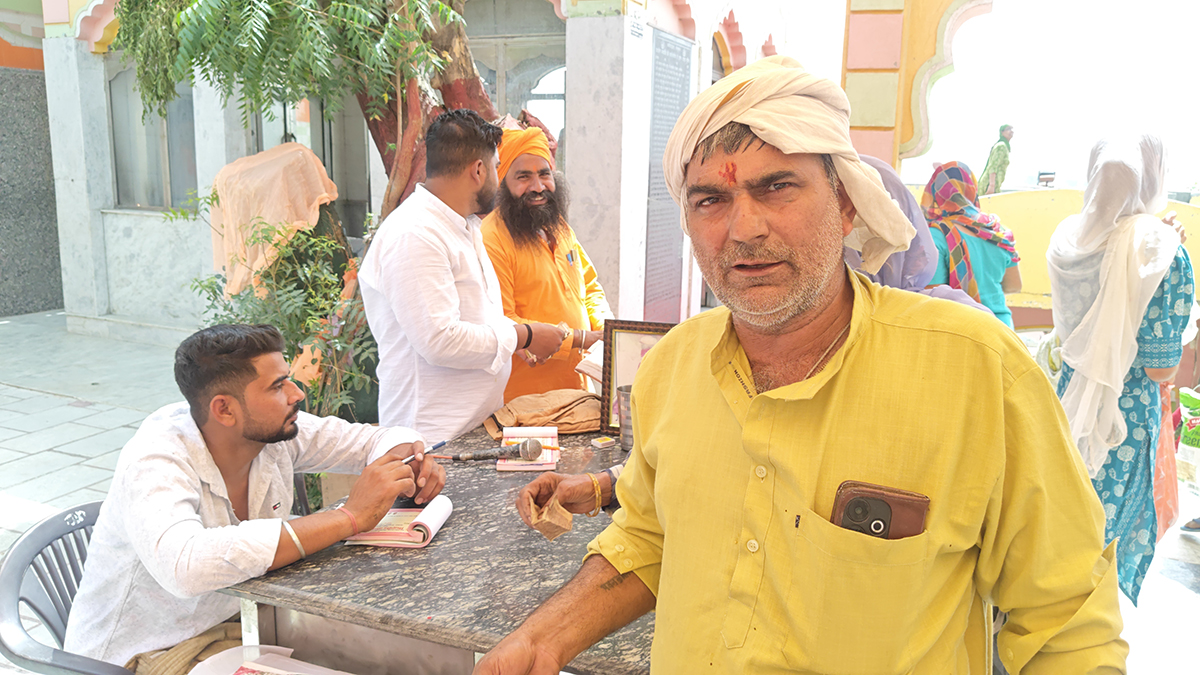 A huge crowd of devotees gathered at Satkumbha Dham on Ganga Dussehra.