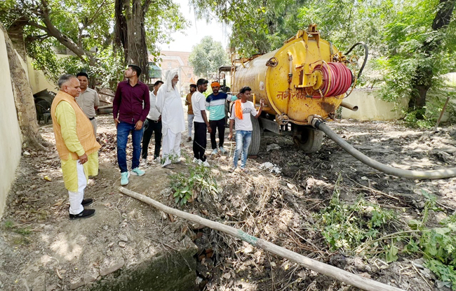 Sonepat Sewerage supply disrupted in 18 colonies of the city due to line burst.
