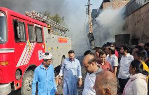 Sonipat Fire breaks out at Kalupur paint factory and bamboo-pole warehouse, causing loss of lakhs
