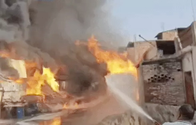Sonipat Fire breaks out at Kalupur paint factory and bamboo-pole warehouse, causing loss of lakhs