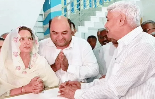Sonipat: Navjot Kaur arrives to meet Rampal, political discussions intensify