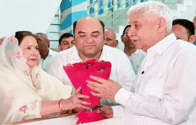 Sonipat: Navjot Kaur arrives to meet Rampal, political discussions intensify