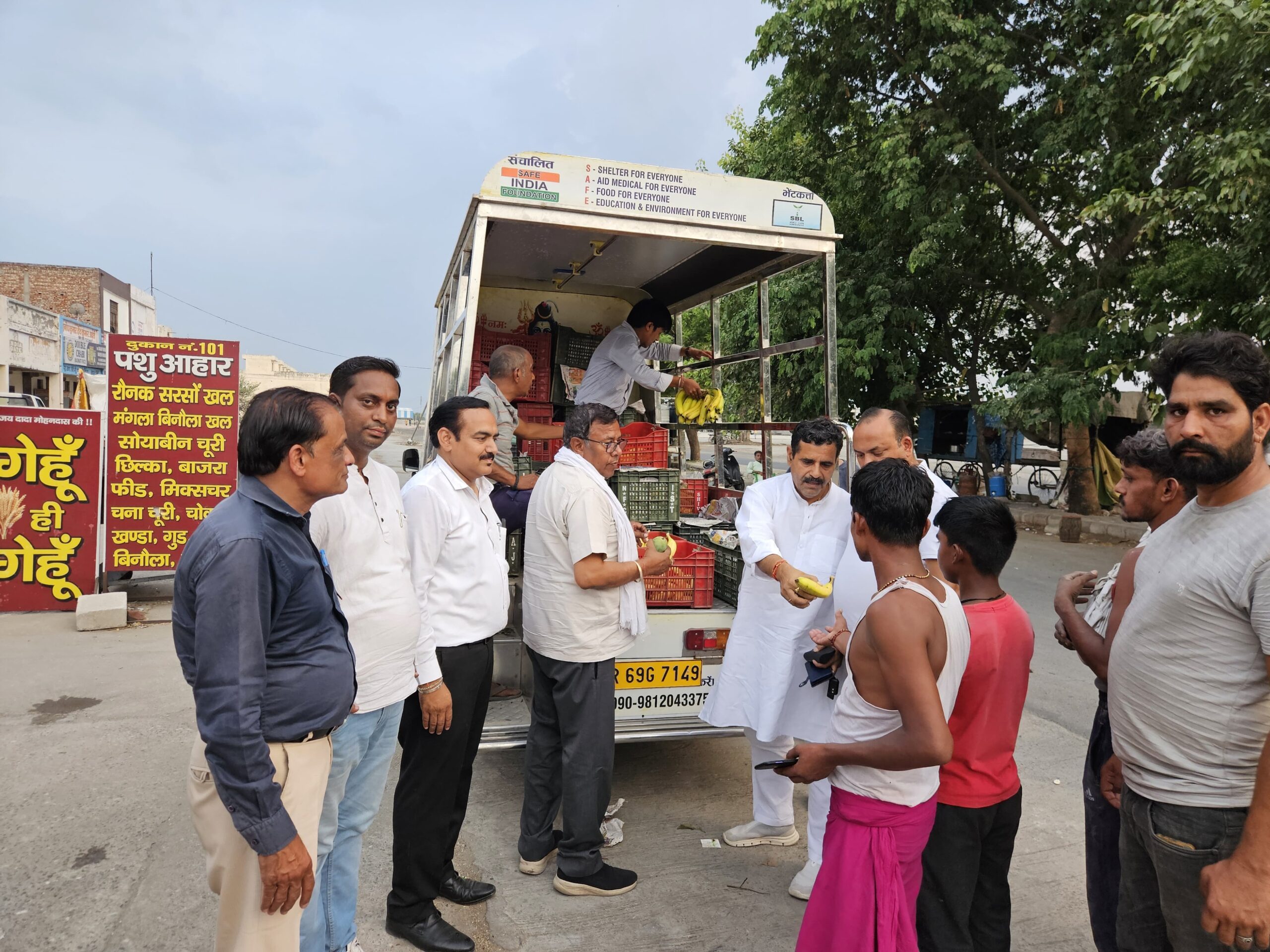 Fruits distributed to 1,800 needy children in memory of mother; inspiring message of service conveyed.