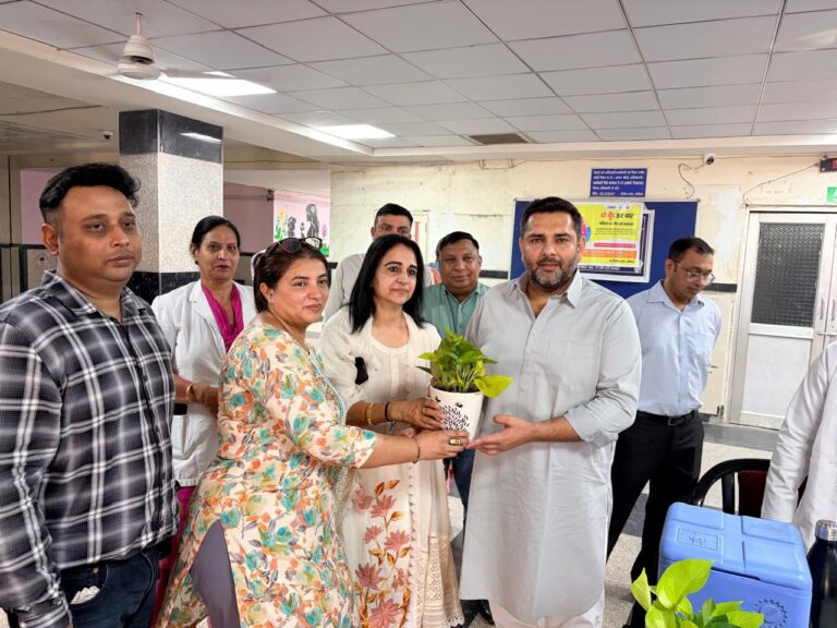 MLA Nikhil Madan listened to ‘Mann Ki Baat’ and also participated in Kabir Jayanti and the polio campaign.