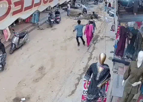 Miscreant snatches earring from woman's ear in broad daylight and flees; incident captured on CCTV.