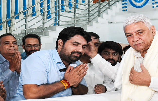 Sonipat: MLA Pawan, who met Rampal, attributed his victory to the latter's blessings.
