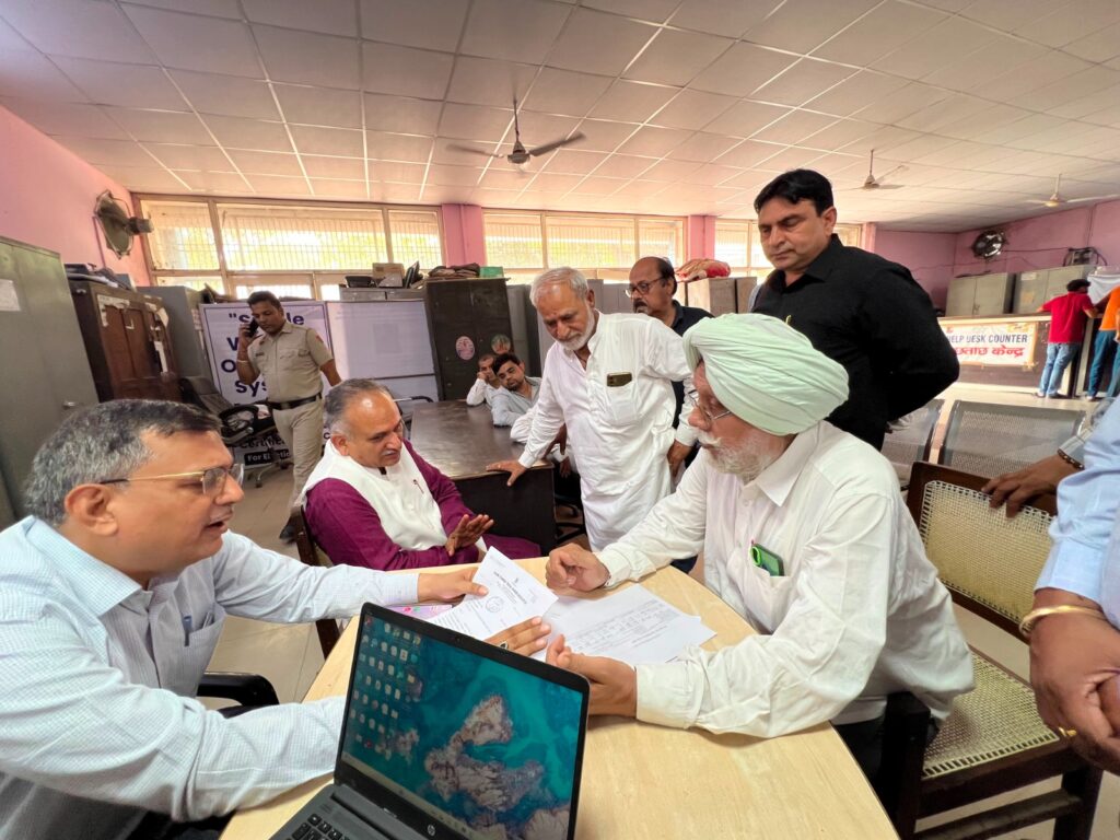 Sonipat Corporation open despite holiday; taxpayers flock in Mayor Rajiv Jain