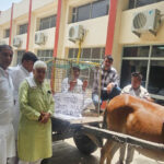 Sonipat District Councillor arrives at the meeting in a horse-drawn carriage, sitting in a cage and bound in chains.