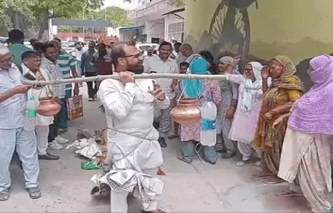 Sonipat Representatives of councilors reach the municipal corporation with dirty water and garbage; massive protest held.