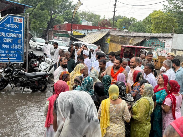 MLA in action mode Public outrage erupts over the sewerage crisis; MLA Nikhil Madan gets the municipal corporation's locked gates opened. Gjd News (1)