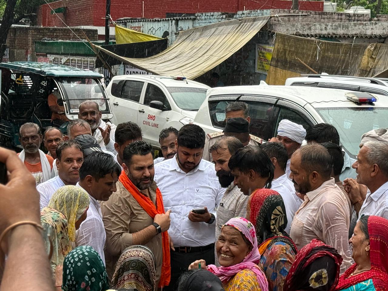 MLA in action mode Public outrage erupts over the sewerage crisis; MLA Nikhil Madan gets the municipal corporation's locked gates opened.