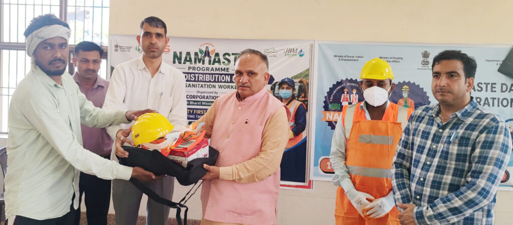 Mayor honors waste pickers by providing safety kits under the 'Namaste Abhiyan' initiative.