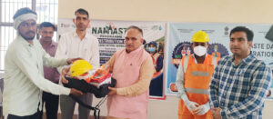 Mayor honors waste pickers by providing safety kits under the 'Namaste Abhiyan' initiative.