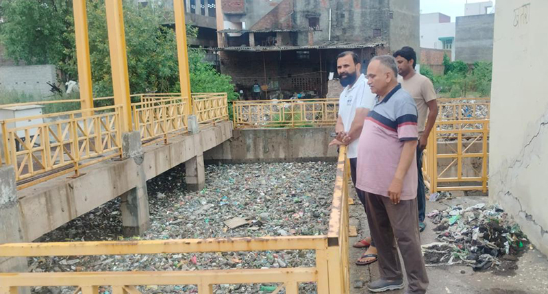 Mayor inspects sites to prevent waterlogging during the monsoon; issues strict instructions to officials.