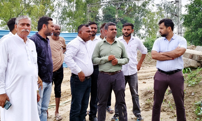 Obstruction at Agwanpur underpass to be cleared; Railway team arrives to shift power lines.
