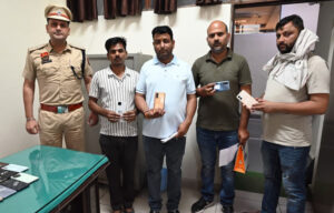Sonipat Cyber ​​Cell recovered 33 lost mobile phones and returned them to their owners.