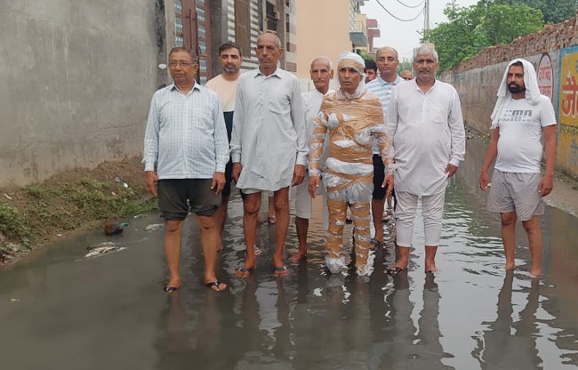 Sonipat Residents of three colonies protest against overflowing sewers.