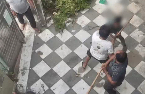 Two minors brutally beaten after entering a locked house; attacked with sticks on suspicion of theft; police investigating viral video.