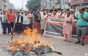 Sonipat: Employees burning an effigy.
