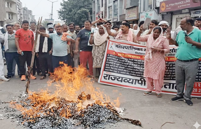 Sonipat: Employees burning an effigy.