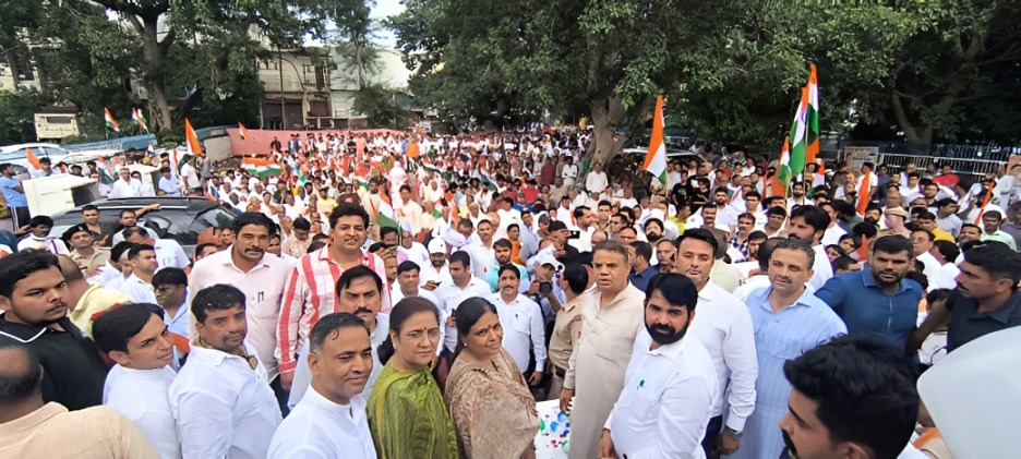 BJP organized a grand Tiranga Yatra in honor of the martyrs.