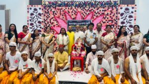 Mass *Yajnopavita* ceremony at the conclusion of the Shri Jhulelal Chaliha festival: Sindhi children donned the sacred thread (*Janeu*).