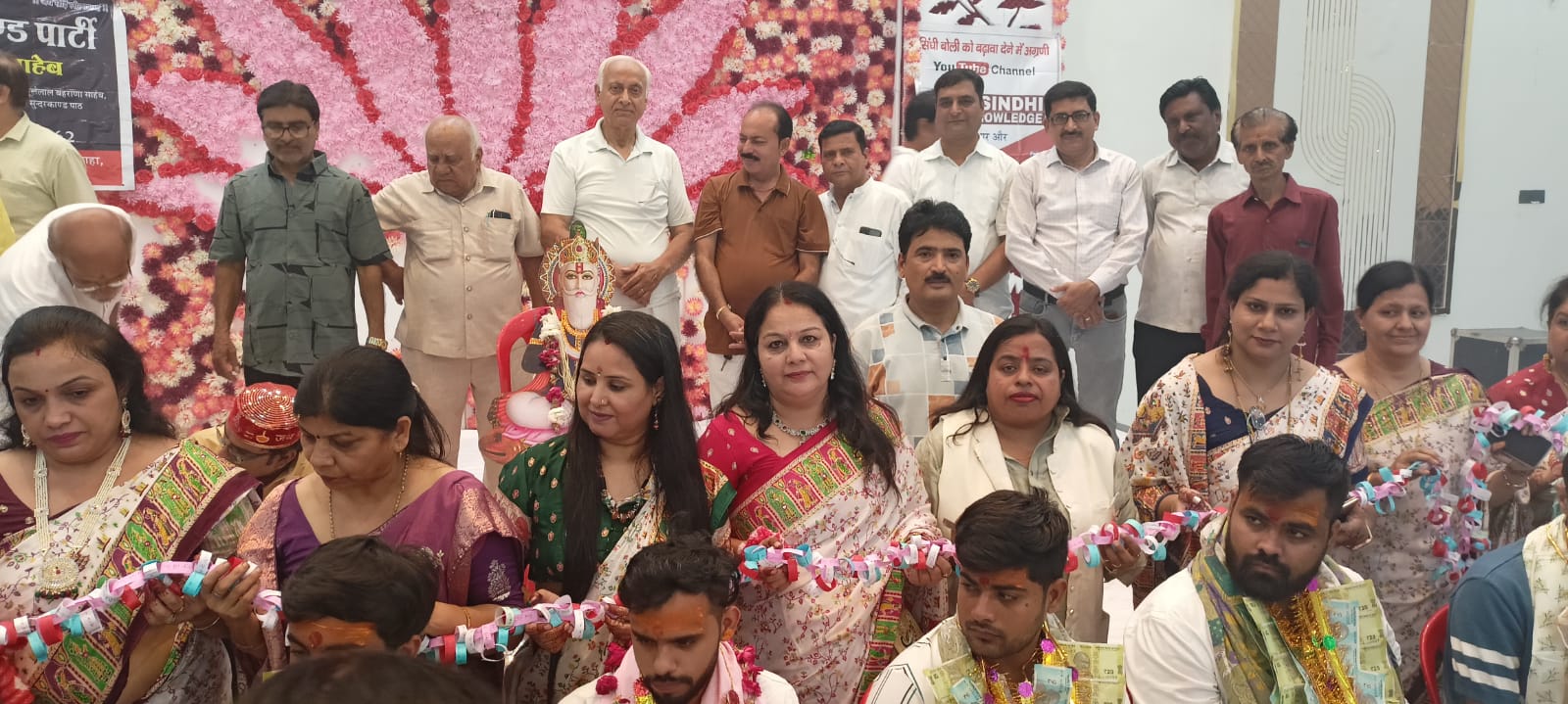 Mass *Yajnopavita* ceremony at the conclusion of the Shri Jhulelal Chaliha festival: Sindhi children donned the sacred thread (*Janeu*).