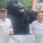 Sonipat: Councilor arrives at Zila Parishad meeting dressed as a gorilla to protest pension cuts.