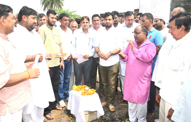 Sonipat: MLA inaugurates work on the 18-foot-wide Datauli-Budhanpur road.