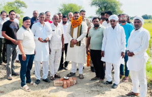 Sonipat: Pradeep Sangwan laid the foundation stone for a paved farm road in Banwasa.