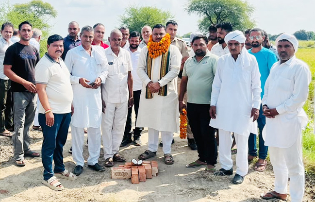 Sonipat: Pradeep Sangwan laid the foundation stone for a paved farm road in Banwasa.