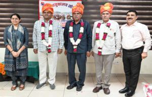 Sonipat: DCP Sonakshi Singh bade farewell to a retired police officer with honor.