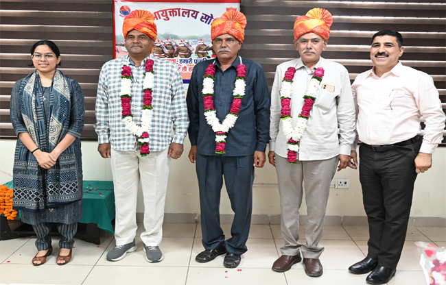 Sonipat: DCP Sonakshi Singh bade farewell to a retired police officer with honor.