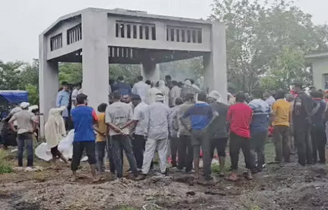 Property dealer shot dead in Narela; funeral held three days later.