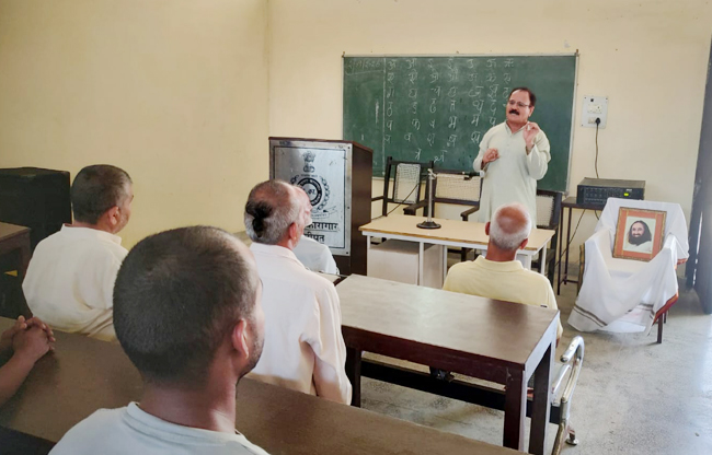 Sonipat Inmates at the district jail learned yoga, pranayama, and Sudarshan Kriya.