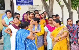 Sonipat: Workers protest in Kundli over non-payment of wages for two months.