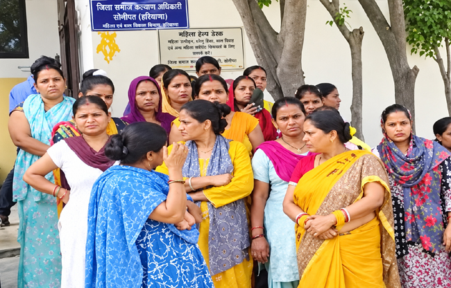 Sonipat: Workers protest in Kundli over non-payment of wages for two months.