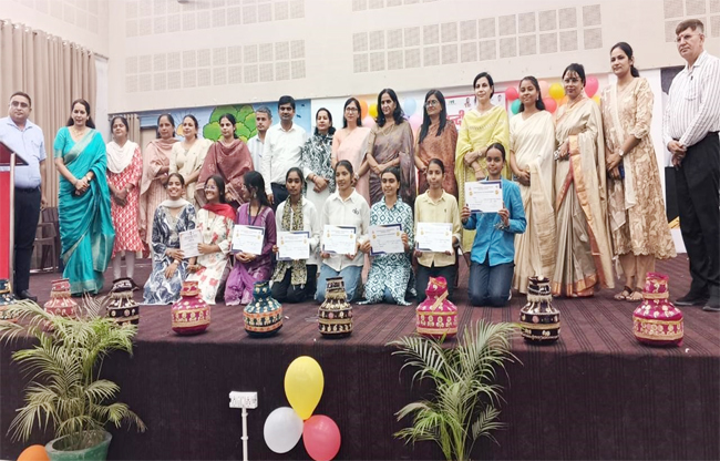 Sonipat: Students showcased their talent at the district-level Hindi Diwas celebration.