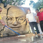 Sonipat: A message was conveyed on Gandhi Jayanti by purchasing Khadi and conducting a cleanliness drive.