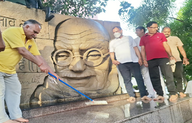 Sonipat: A message was conveyed on Gandhi Jayanti by purchasing Khadi and conducting a cleanliness drive.