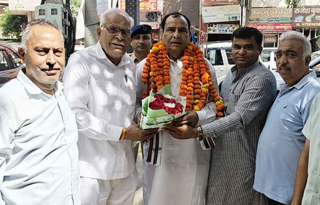 Sonipat: A message was conveyed on Gandhi Jayanti by purchasing Khadi and conducting a cleanliness drive.
